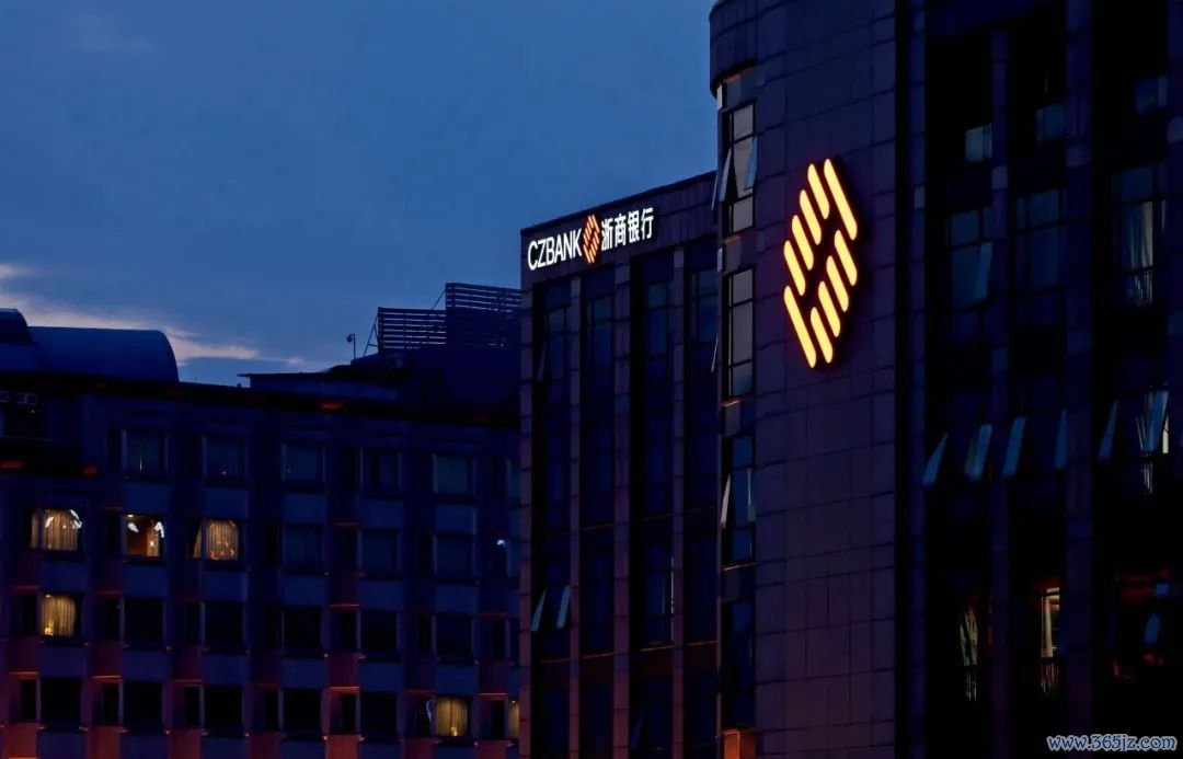 △「唯有将数字基因融入战略骨髓，方能在银行业百年变局中勇立潮头。」